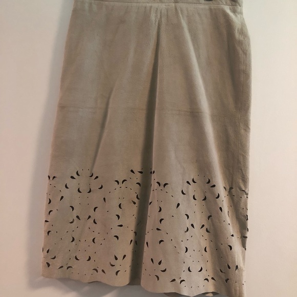 2001 Suede BCBG laser cut hem size 6 cream skirt - Picture 5 of 5